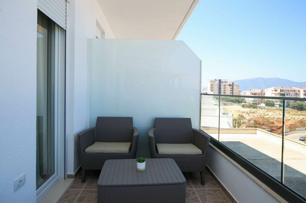 JEPET ME QIRA – 🏡Apartament Luksoz me Pamje të Plotë nga Deti Vlorë