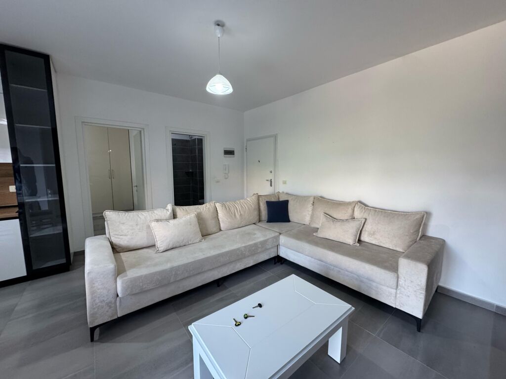 Jepet me qira apartament 1+1 – Ali Demi, Kompleksi Darling  • Vendndodhje: Ali Demi, Kompleksi Darling  • Tipologji: 1 dhomë gjumi + sallon  • Kati: 3 • Çmimi: 45.000 leke / muaj  Apartamenti ndodhet në një kompleks të qetë dhe familjar, me akses të lehtë në transport dhe shërbime të ndryshme.  Për më shumë informacion, kontakto