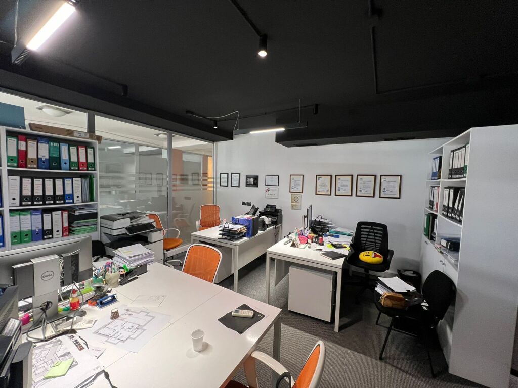 📢 Ambient zyre me qira 📍 Pazari i Ri, Tiranë💶 Çmimi: 1100 € neto/muaj