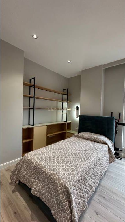 Jepet me qira apartament 2+1+2 te Pazari i Ri, Tefta Tashko.