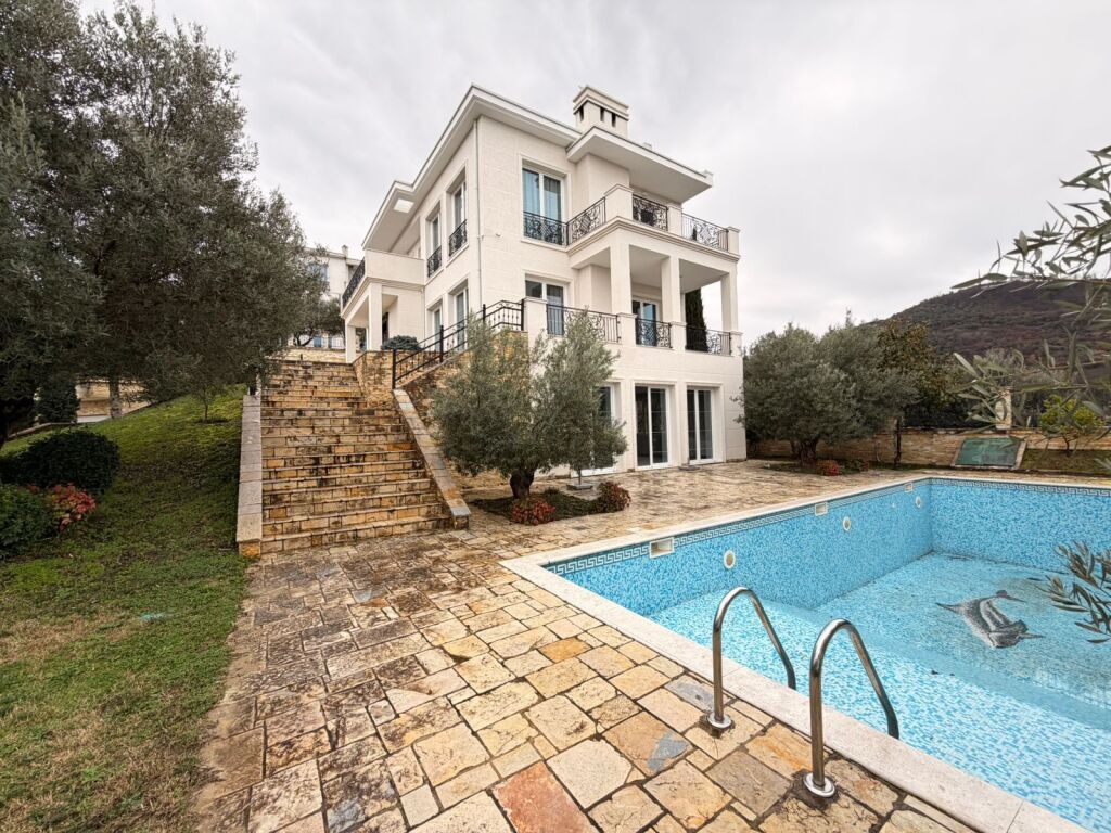 JEPET VILE ME PISHINE ME QIRA TEK LIQENI I THATE !