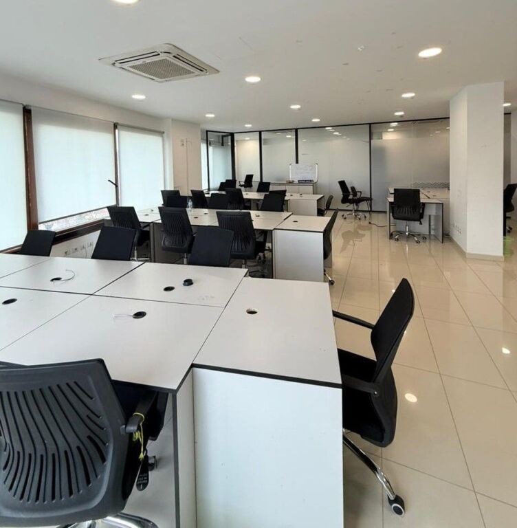 AMBIENTE PER UFFICIO IN AFFITTO PRESSO IL COMPLESSO DELIJORGJI