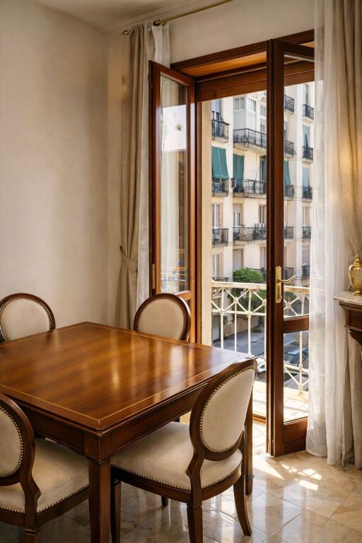 VENDESI APPARTAMENTO 1+1+2BALCONI+1CANTINA " VIA DIMANI MIKELINO,TORINO ITALIA" 85.000 EURO