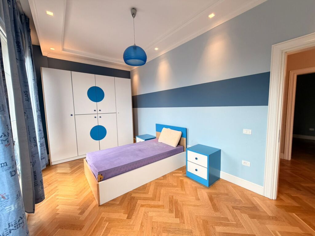 JEPET VILE ME PISHINE ME QIRA TEK LIQENI I THATE !