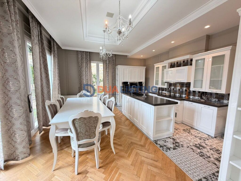 VILË ME PISHINË PËR QIRA NË LIQENIN E THATË!