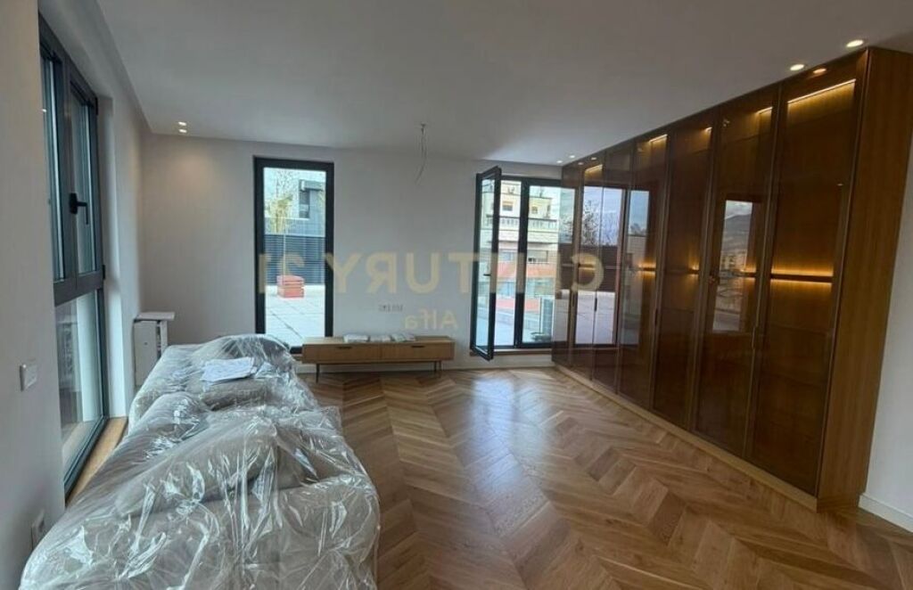 Jepet me qira SUPER PENTHOUSE me pishinë private