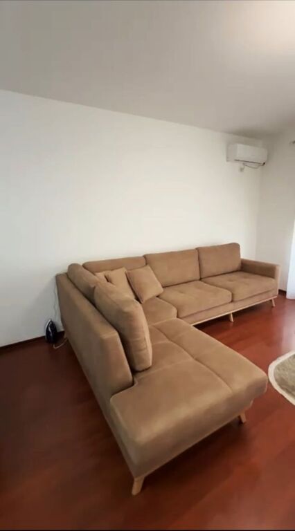 Ne zonen e 21 Dhjetorit,Kompleksi Magnet,jepet me qera apartament 1+1,i mobiluar. 600 Euro   