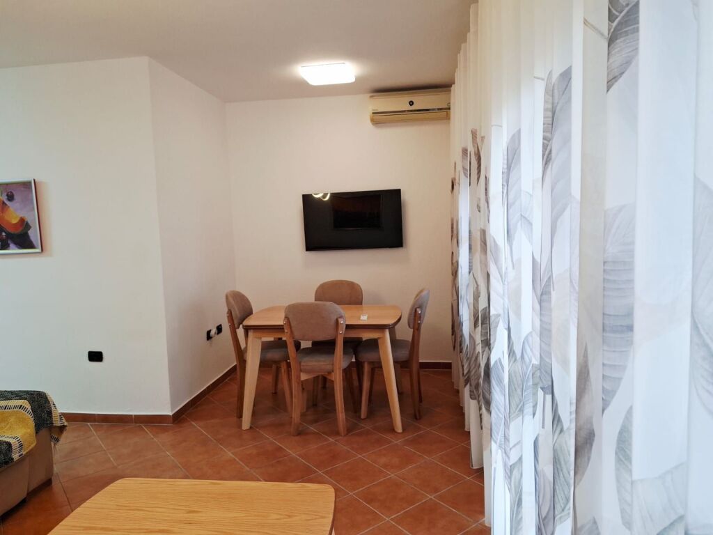 2+1,i mobiluar te rruga him kolli myslym shyri,cmimi 700 mije leke