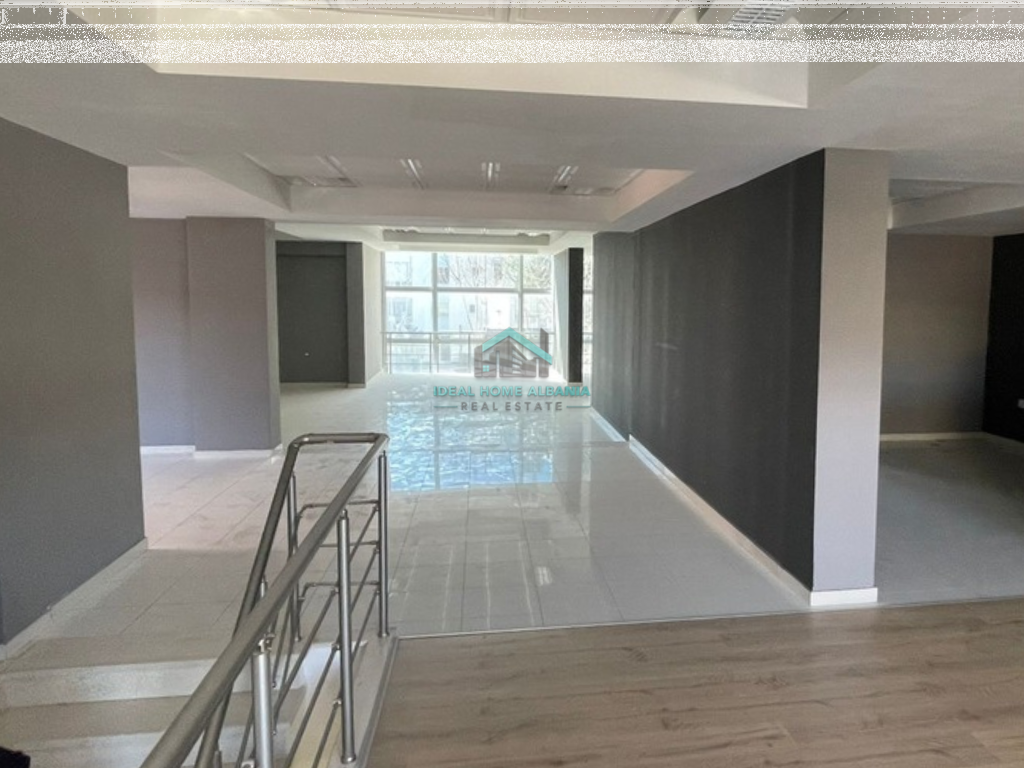 Dyqan me Qera, Rruga e Re, Vlore.