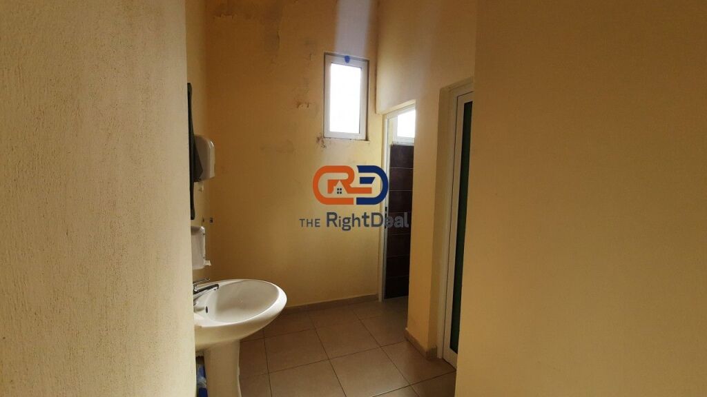 Prane Teg, Jepet Me Qira Vile 2 Kate, Me Siperfaqe 1300 m2 !!