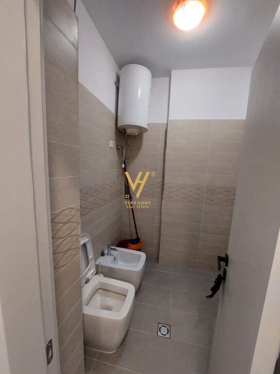 JEPET ZYRE 416 M2 ME QERA TE KOMUNA E PARISIT 5.000 EURO