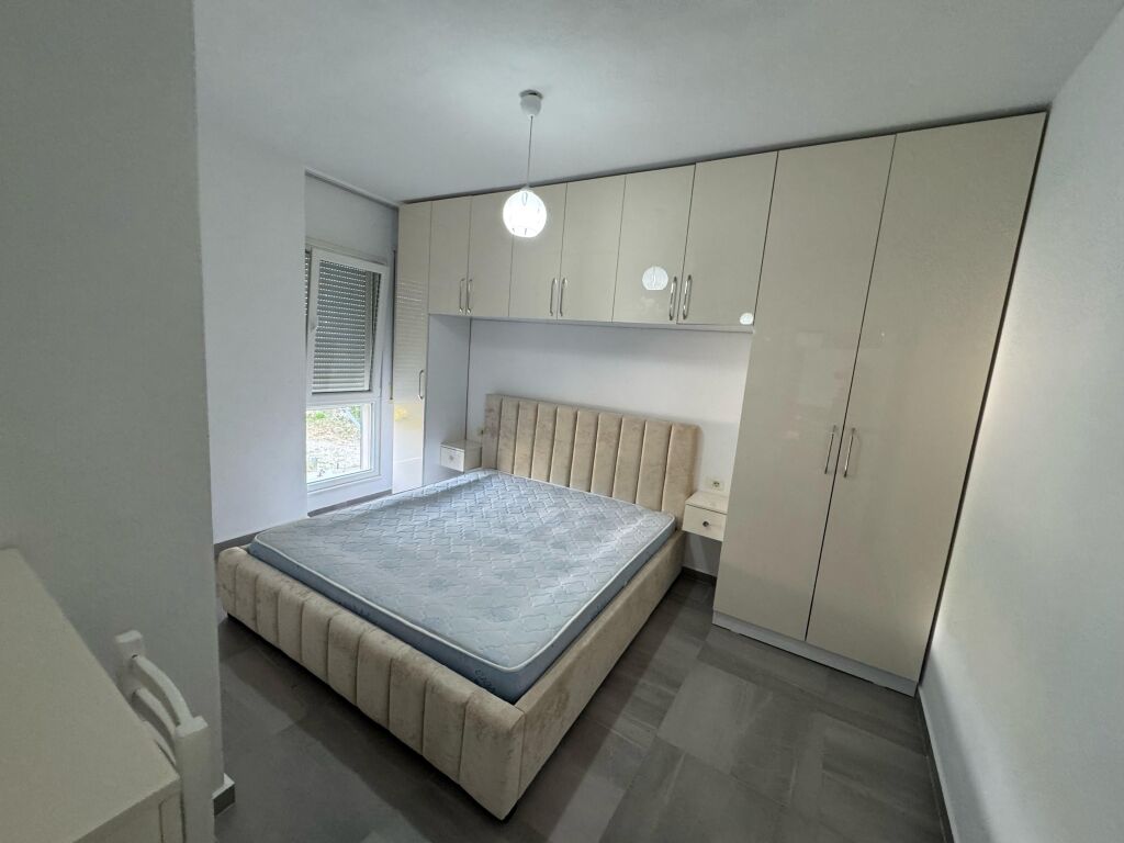 Jepet me qira apartament 1+1 – Ali Demi, Kompleksi Darling  • Vendndodhje: Ali Demi, Kompleksi Darling  • Tipologji: 1 dhomë gjumi + sallon  • Kati: 3 • Çmimi: 45.000 leke / muaj  Apartamenti ndodhet në një kompleks të qetë dhe familjar, me akses të lehtë në transport dhe shërbime të ndryshme.  Për më shumë informacion, kontakto