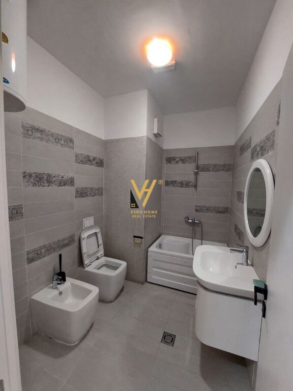 JEPET ZYRE 416 M2 ME QERA TE KOMUNA E PARISIT 5.000 EURO