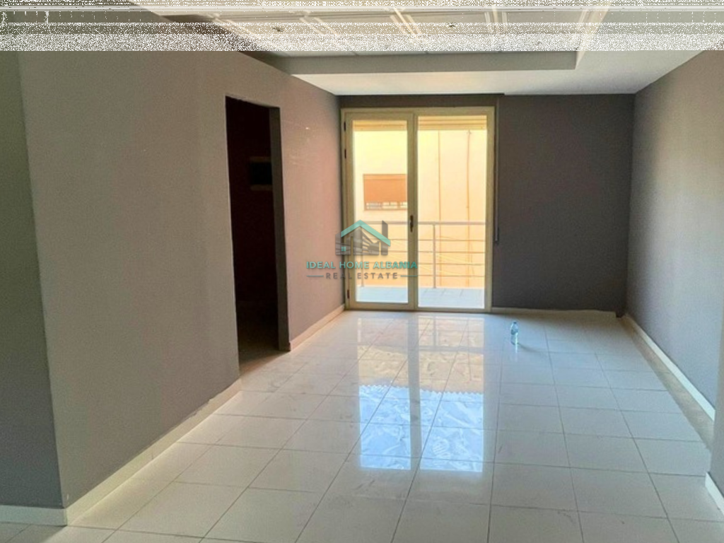 Dyqan me Qera, Rruga e Re, Vlore.