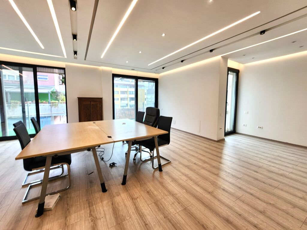 Ufficio Open Space di Lusso (110 mq) 📍 BLLOK – Zona Credins Completamente Ristrutturato &amp; Vista Splendida | 950€/Mese