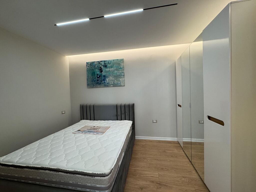 Shitet Apartament 1+1 , Rruga e Barrikadave – Ish Stacioni i Trenit