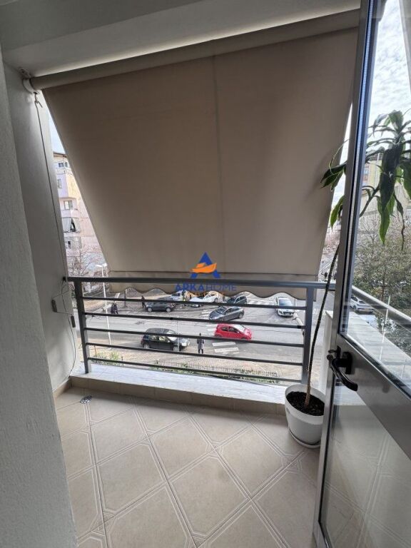 JEPET ME QERA 1+1 TEK FROSINA PLAKU 600 EURO