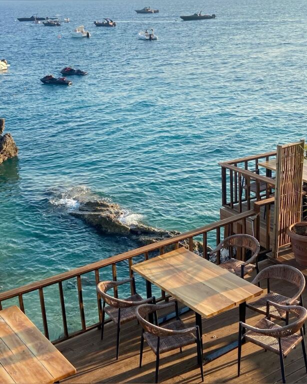 Shitet ambient biznesi buze rruge ne Dhermi 500 m larg detit