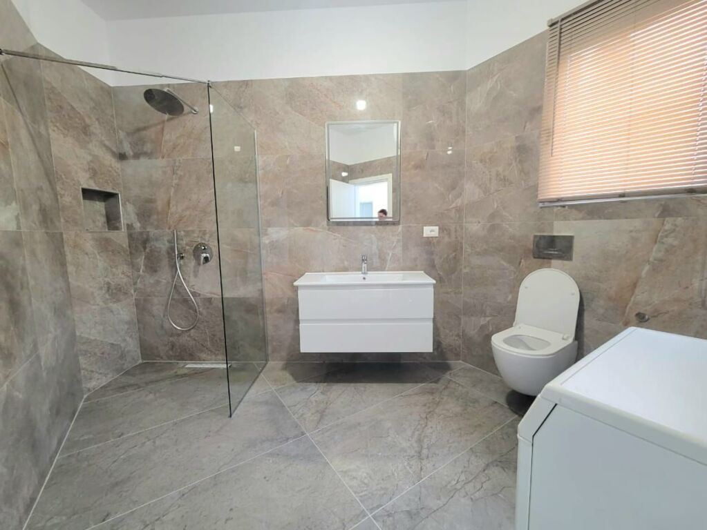 Tirane, jepet me qera apartament Kati 1, 100 m² 550 € (Rruga e Vilave)