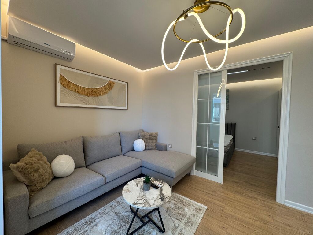 Shitet Apartament 1+1 , Rruga e Barrikadave – Ish Stacioni i Trenit