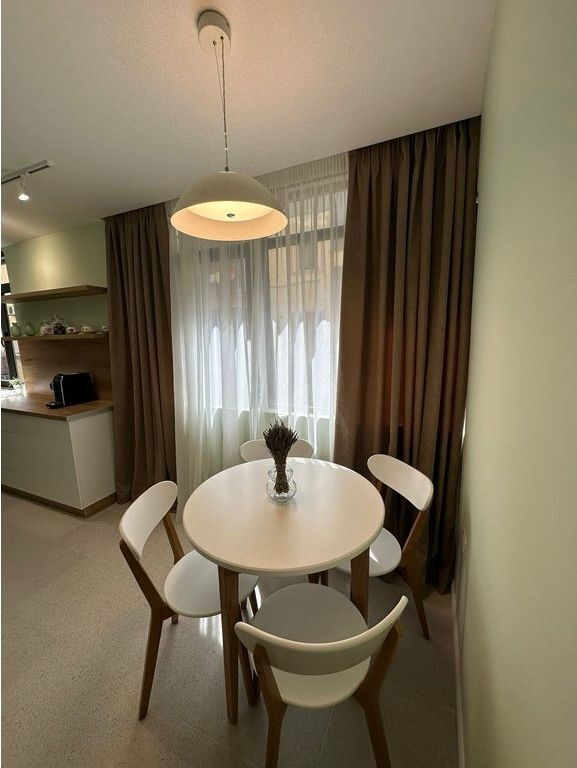 Apartament 1+1 me qira mbi Kafe Roma ne Bllok!