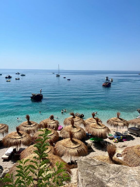 Shitet ambient biznesi buze rruge ne Dhermi 500 m larg detit