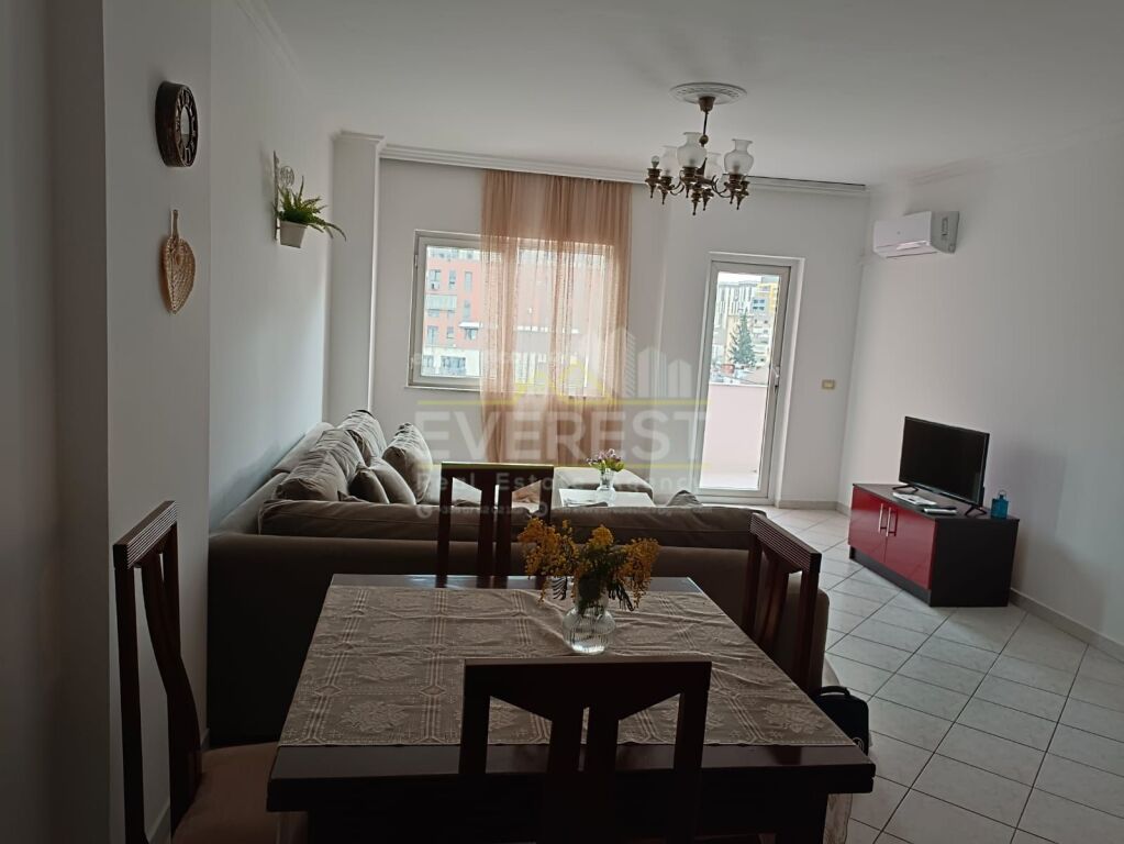 Via Dritan Hoxha vicino al Campo di Aviazione, appartamento arredato 1+1 in affitto.