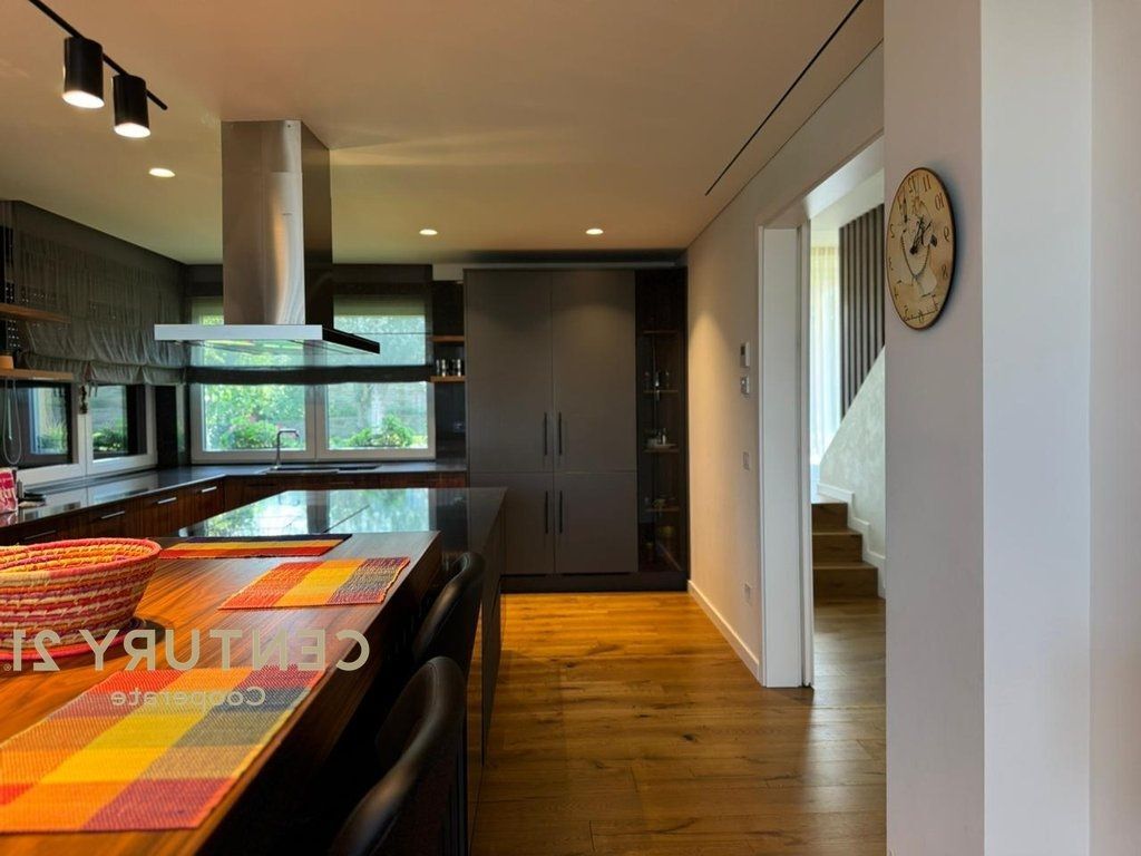 VILE ME QIRA NE LONG HILL RESIDENCE