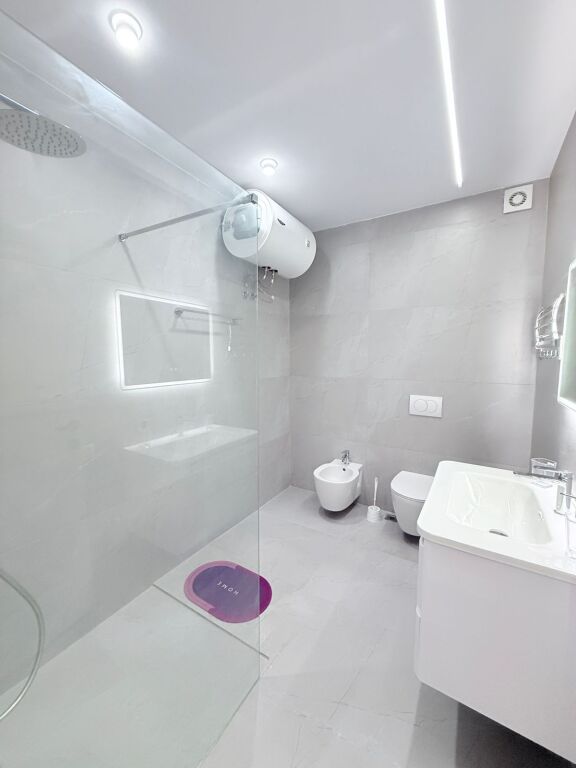 VENDESI APPARTAMENTO 3+1+2 MERCATO INDUSTRIALE,DURRËS