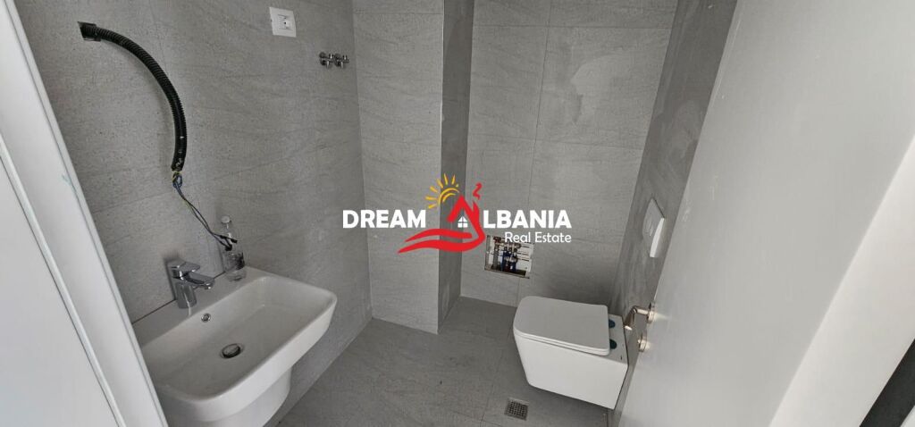 Jepet me qera ambient njesi biznesi/dyqan ne rrugen e Barrikadave (ID 42711153)