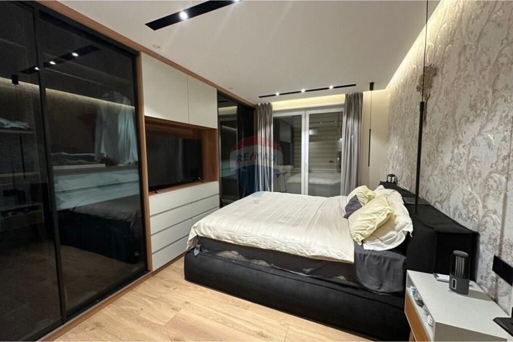 Affittasi appartamento 2+1+2 a Shallvaret, palazzo molto ben tenuto con due ascensori.