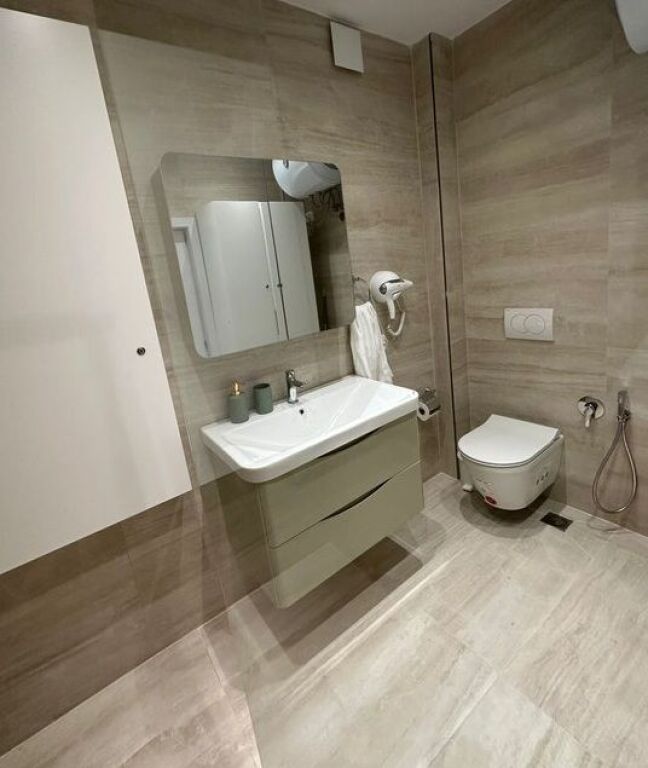 Apartament modern me qira mbi Kafe Roma ne Bllok!