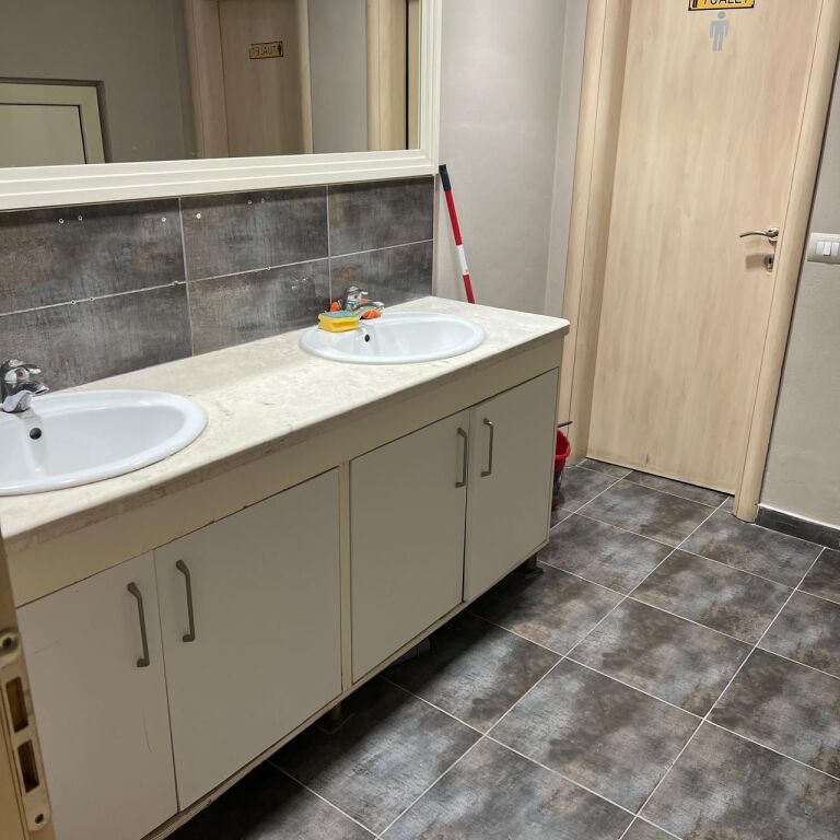 LOCALE COMMERCIALE IN VENDITA VICINO ALLA SCUOLA MIGJENI, DURRES