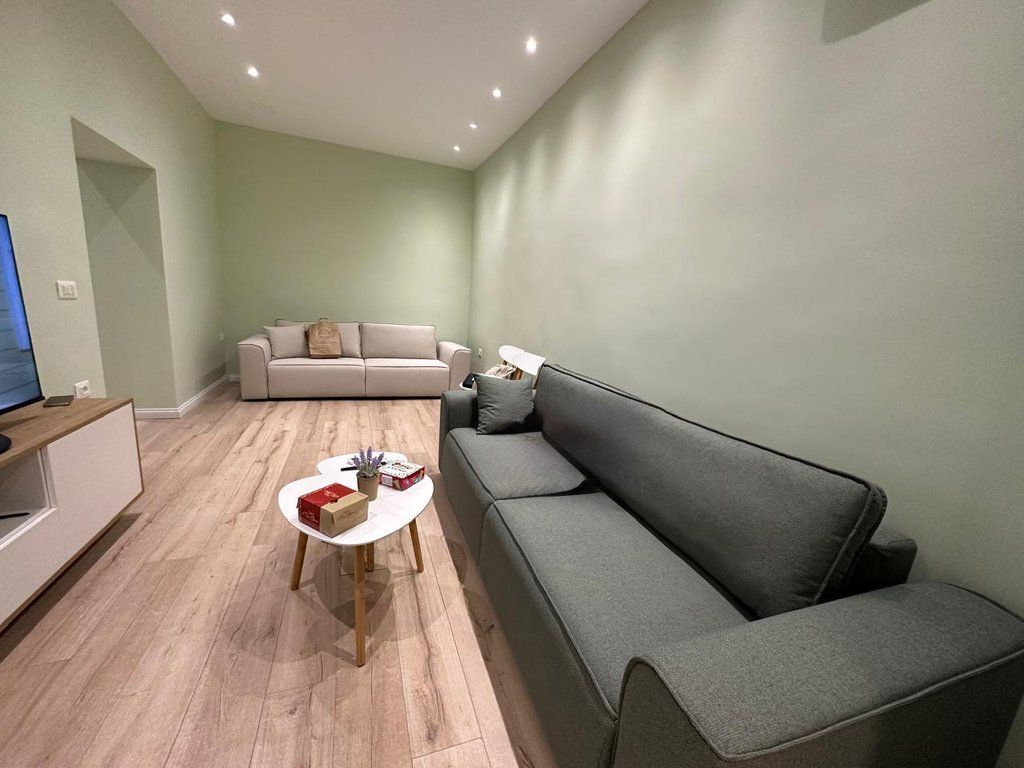 Apartament modern me qira mbi Kafe Roma ne Bllok!