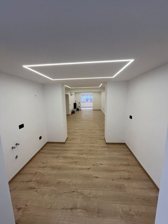 Locale commerciale in affitto - Vicino a Vesa Center, Bllok