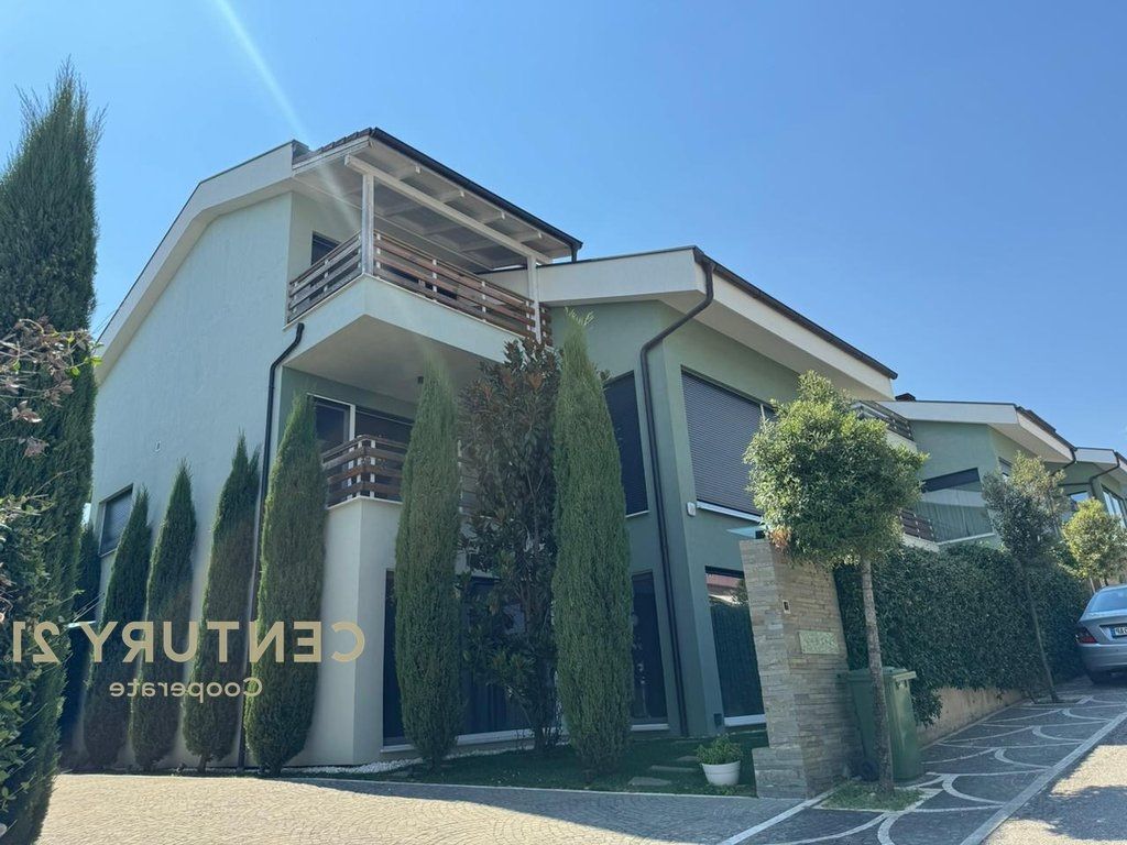 VILE ME QIRA NE LONG HILL RESIDENCE