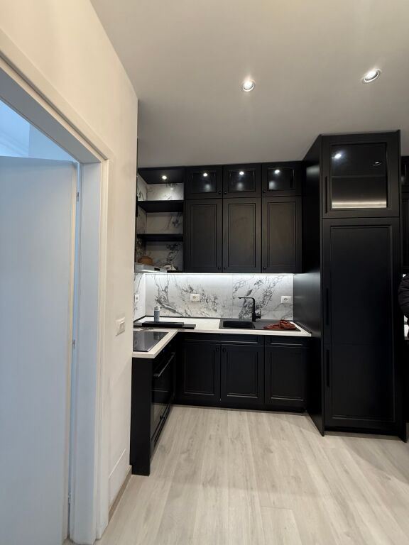 🏠JEPET ME QIRA Apartament Modern 2+1+2bllk 📍Tirana Garden Building, Rruga e Kavajes 🏢Pallat i ri me ashensor  🛋️Arredim i ri &amp; modern 📐Sip. 120m2  💶 Çmimi: 1500€    