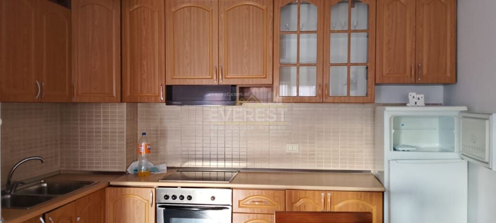 Via Dritan Hoxha vicino al Campo di Aviazione, appartamento arredato 1+1 in affitto.