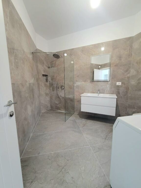 Tirane, jepet me qera apartament Kati 1, 100 m² 550 € (Rruga e Vilave)