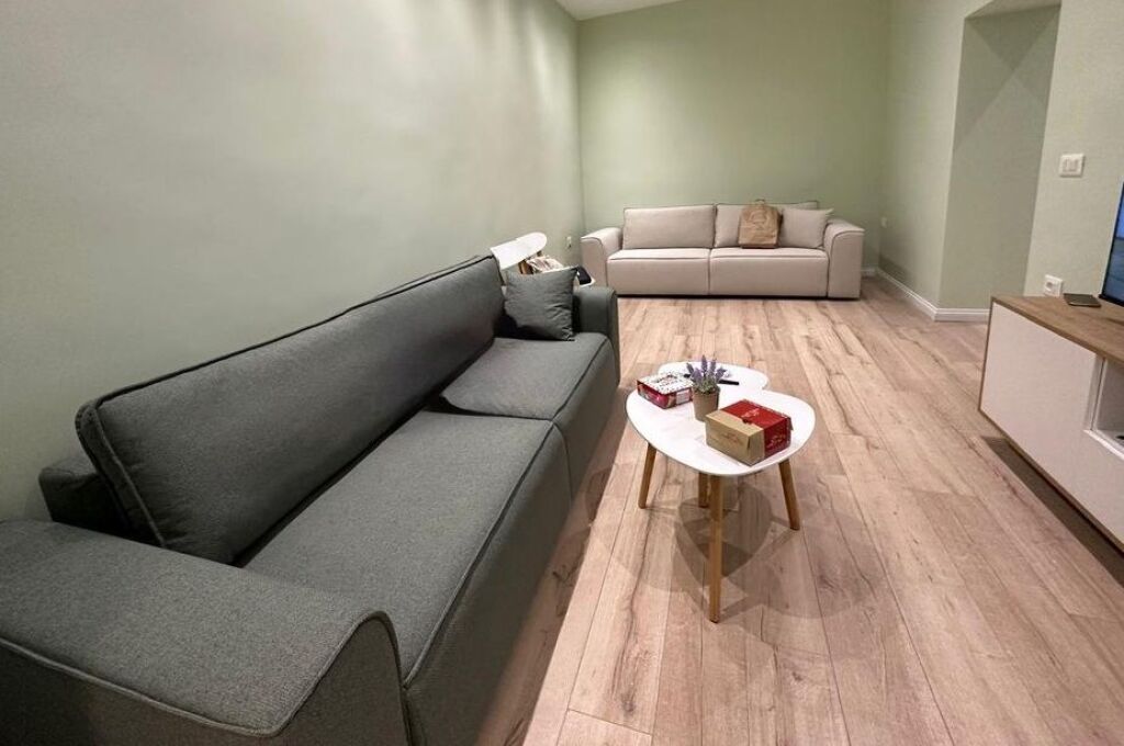Apartament modern me qira mbi Kafe Roma ne Bllok!