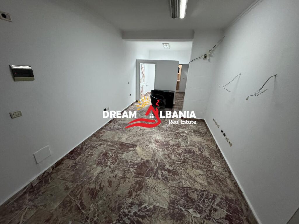 Premises for rent in the Paris Commune area, Tirana (ID 42611405)