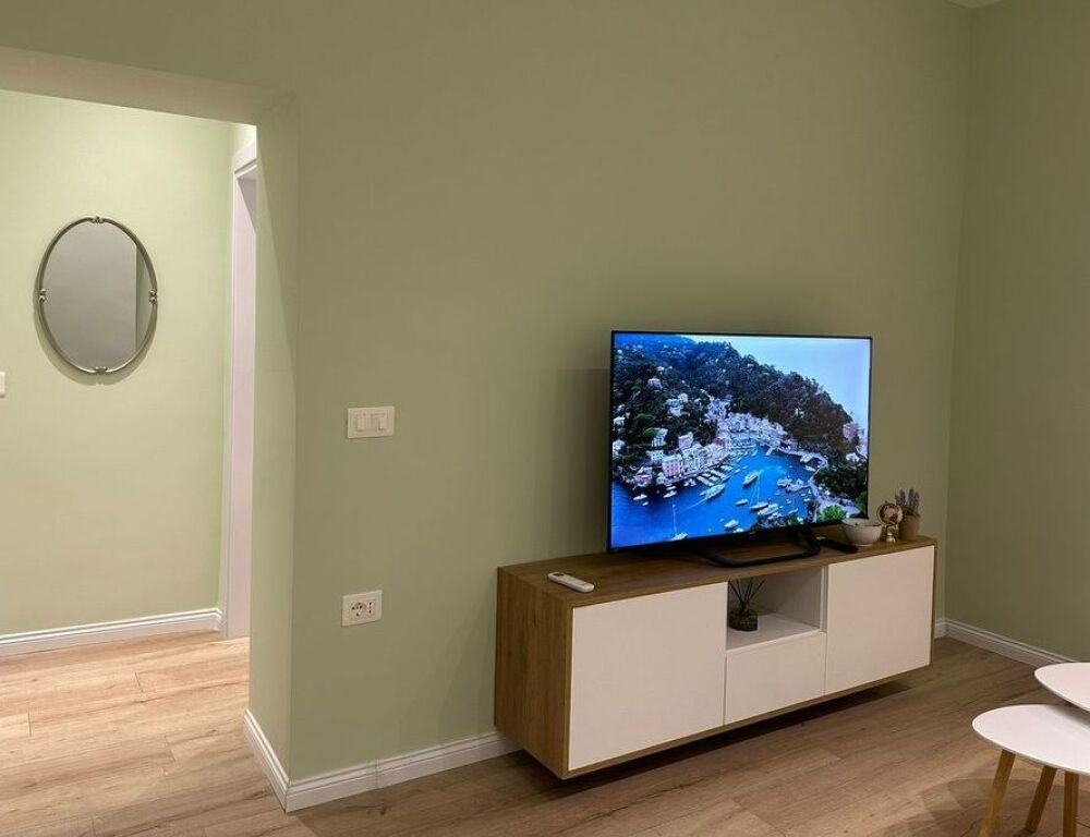 Apartament modern me qira mbi Kafe Roma ne Bllok!