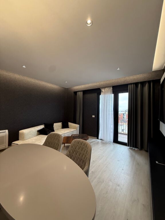 🏠JEPET ME QIRA Apartament Modern 2+1+2bllk 📍Tirana Garden Building, Rruga e Kavajes 🏢Pallat i ri me ashensor  🛋️Arredim i ri &amp; modern 📐Sip. 120m2  💶 Çmimi: 1500€    