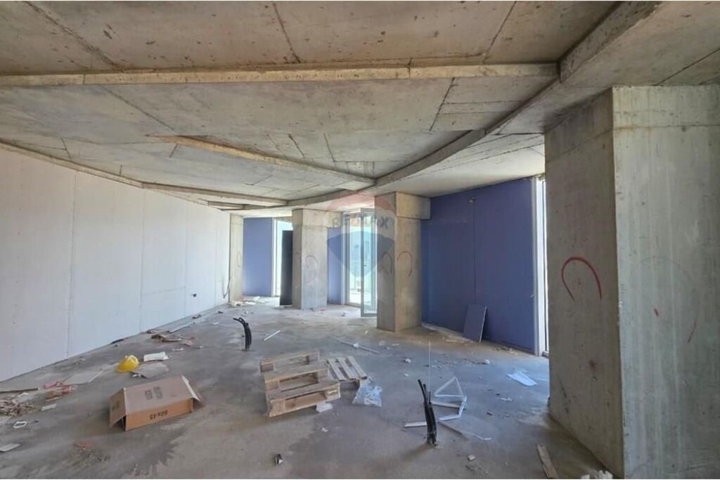 AMBIENTE PER UFFICI PRESSO TIRANA'S ROCK !