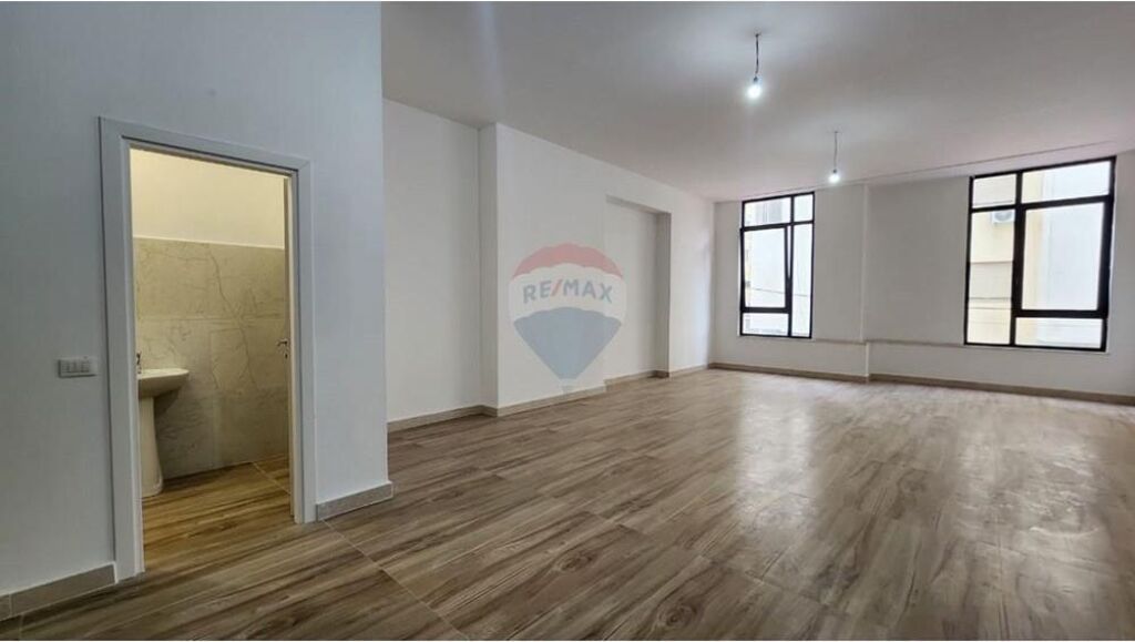 Offriamo ambiente commerciale per ufficio nel Centro.