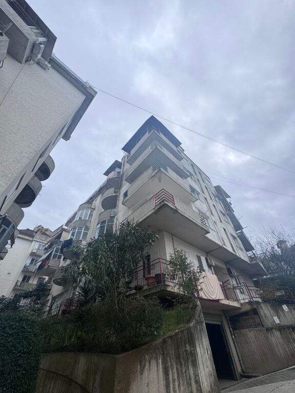 Affittasi 1+1 a Fresk vicino a Spar arredato ascensore 35000 lek