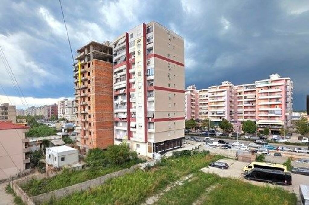 Apartament 1+1 tek Kisha Ortodokse ne shitje,Vlore