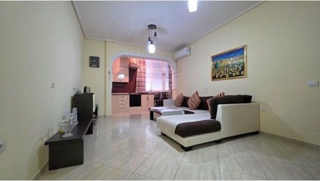 Apartament 1+1 tek Kisha Ortodokse ne shitje,Vlore