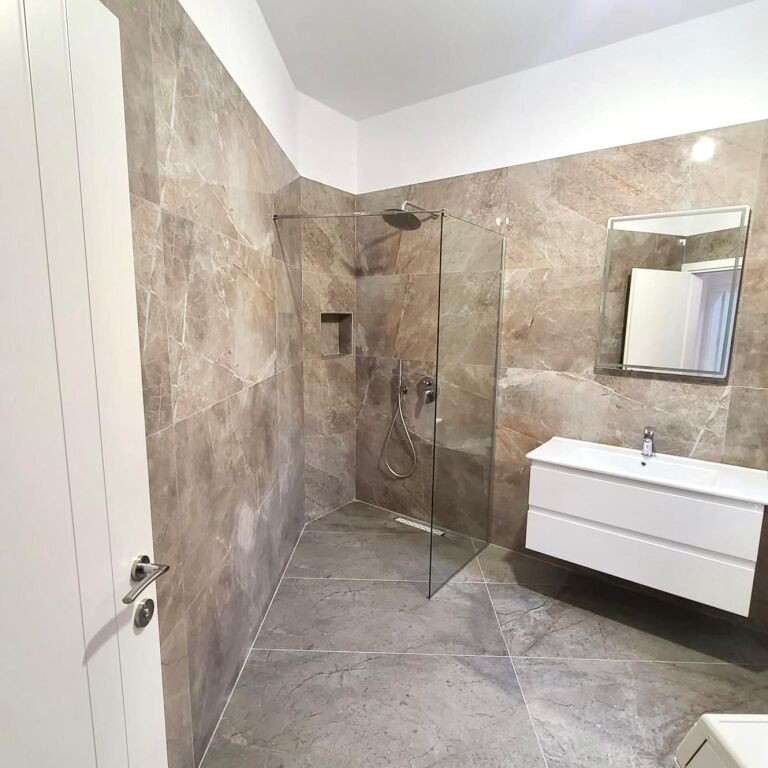 Tirane, jepet me qera apartament Kati 1, 100 m² 550 € (Rruga e Vilave)