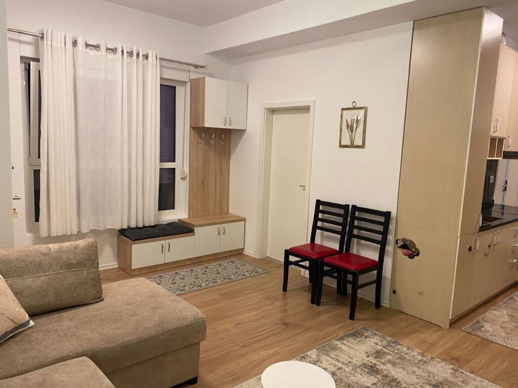 Ne zonen e Ali Demit,Kompleksi Mangalem jepet me qera apartament 1+1,i mobiluar  40,000Leke    
